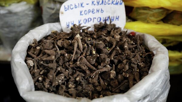 Продажа Иссык-Кульского корня на рынке в Бишкеке. 17 апреля 2021 года - Sputnik Ўзбекистон