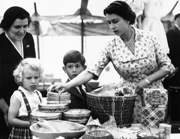 Елизавета II устраивает распродажу товаров 20 августа 1955 года. - Sputnik Узбекистан
