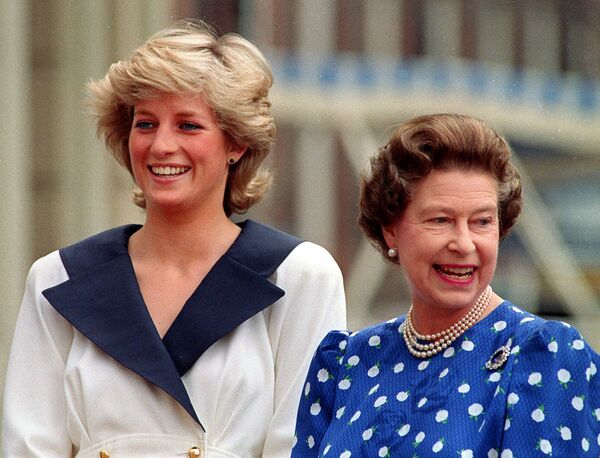 Принцесса Уэльская Диана (слева) и королева Елизавета II в Лондоне, 4 августа 1987 года. - Sputnik Узбекистан