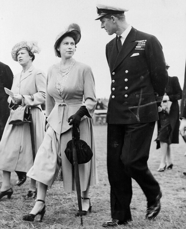 Принцесса Елизавета и герцог Эдинбургский прогуливаются по ипподрому Эпсома, Англия, 5 июня 1948 года. - Sputnik Узбекистан