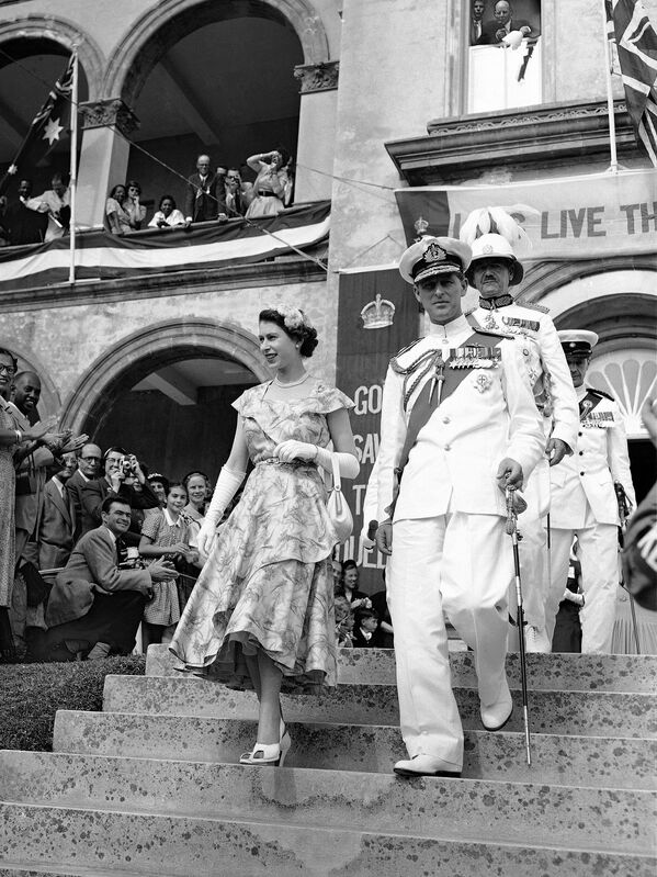 25 ноября 1953 года королева Великобритании Елизавета II со своим мужем герцогом Эдинбургским покидает Дом собрания на Бермудских островах.  - Sputnik Узбекистан