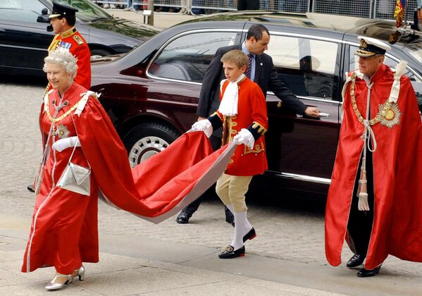 Королева Великобритании Елизавета II и герцог Эдинбургский прибывают в собор Святого Павла в центре Лондона на службу в честь Ордена Британской империи, 26 мая 2004 года. - Sputnik Узбекистан