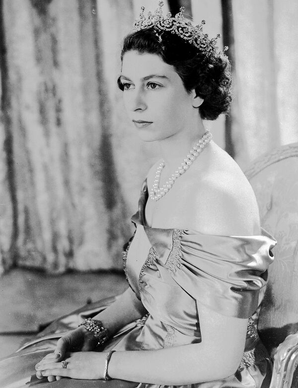 Принцесса Елизавета в серебристом платье с бриллиантовой тиарой и жемчужным ожерельем, 30 августа 1949 года. - Sputnik Узбекистан