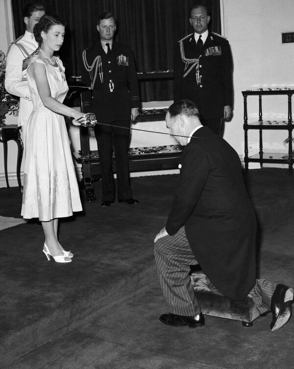 Королева Елизавета II воздает почести сэру Гарфилду Барвику в Доме правительства в Сиднее, Австралия, 6 февраля 1954 года во время своего королевского турне. - Sputnik Узбекистан