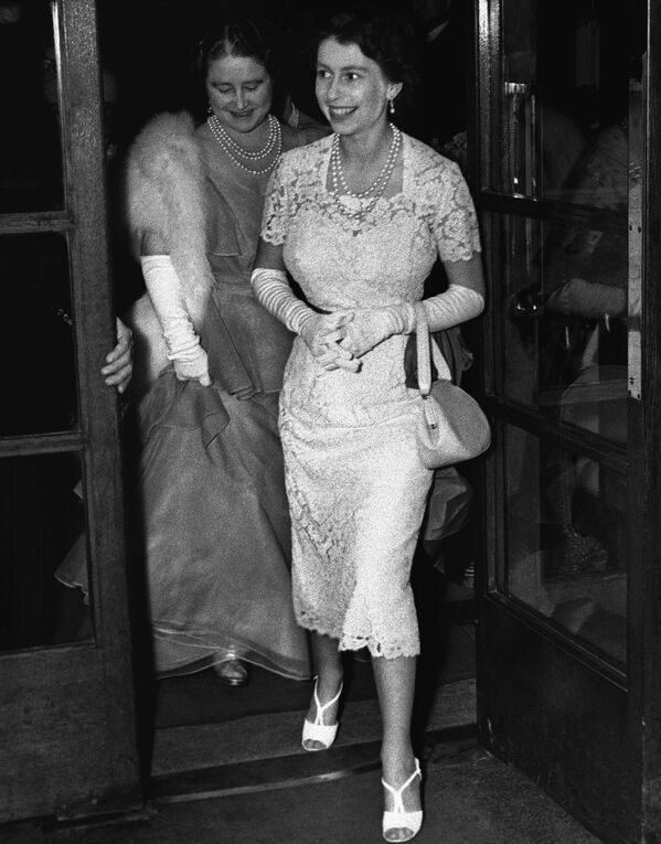 Елизавета II с матерью прибыли на лондонский стадион Уайт-Сити 20 июля 1955 года для участия в Международном конном шоу. - Sputnik Узбекистан