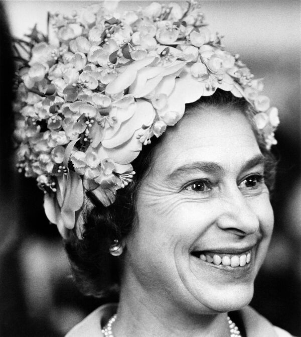 Улыбающаяся королева Великобритании Елизавета II. Портрет сделан 30 июня 1972 года. - Sputnik Узбекистан