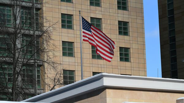 Gosudarstvenniy flag SShA u amerikanskogo posolstva v Moskve. - Sputnik O‘zbekiston