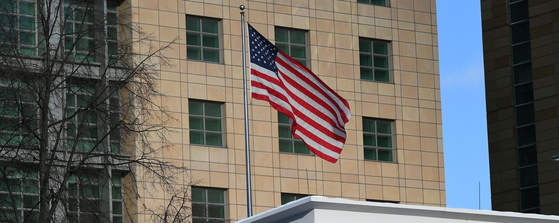 Государственный флаг США у американского посольства в Москве. - Sputnik Ўзбекистон, 1920, 22.04.2021