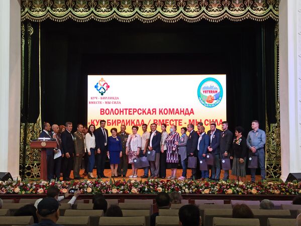 Награждение узбекистанских волонтеров из группы &quot;Вместе мы – сила&quot;, которые помогали людям в самые тяжелые месяцы пандемии. - Sputnik Узбекистан