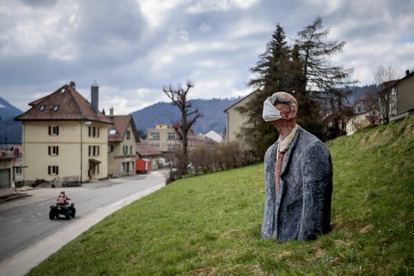 Скульптура человека в защитной маске в Швейцарии.

 - Sputnik Узбекистан