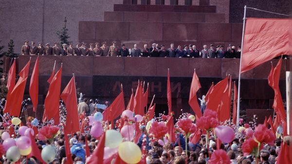 Праздничная демонстрация на Красной площади в День международной солидарности трудящихся.  - Sputnik Узбекистан