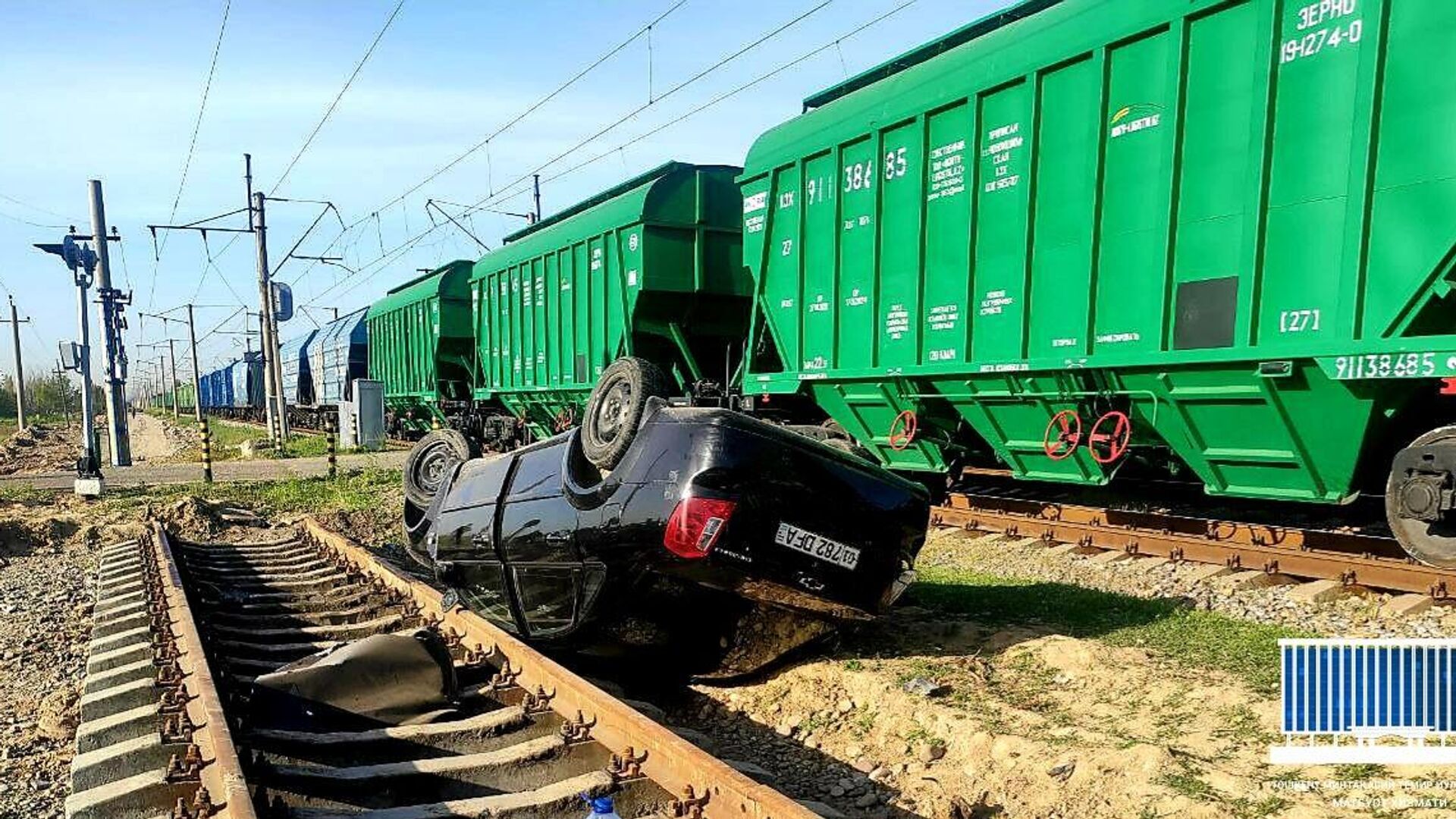 25 апреля в 05.55 в Ташкентской области автомобиль столкнулся с товарным поездом - Sputnik Узбекистан, 1920, 25.04.2021