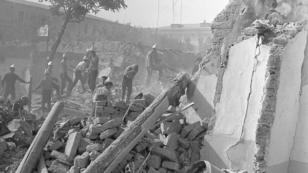 Ликвидация последствий разрушительного землетрясения в Ташкенте в 1966 году. Добровольцы работают на разборе завалов жилых домов - Sputnik Ўзбекистон
