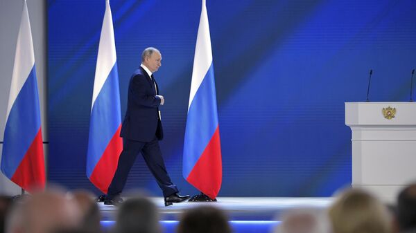 Prezident RF Vladimir Putin pered nachalom vistupleniya s yejegodnim poslaniyem Federalnomu Sobraniyu - Sputnik O‘zbekiston