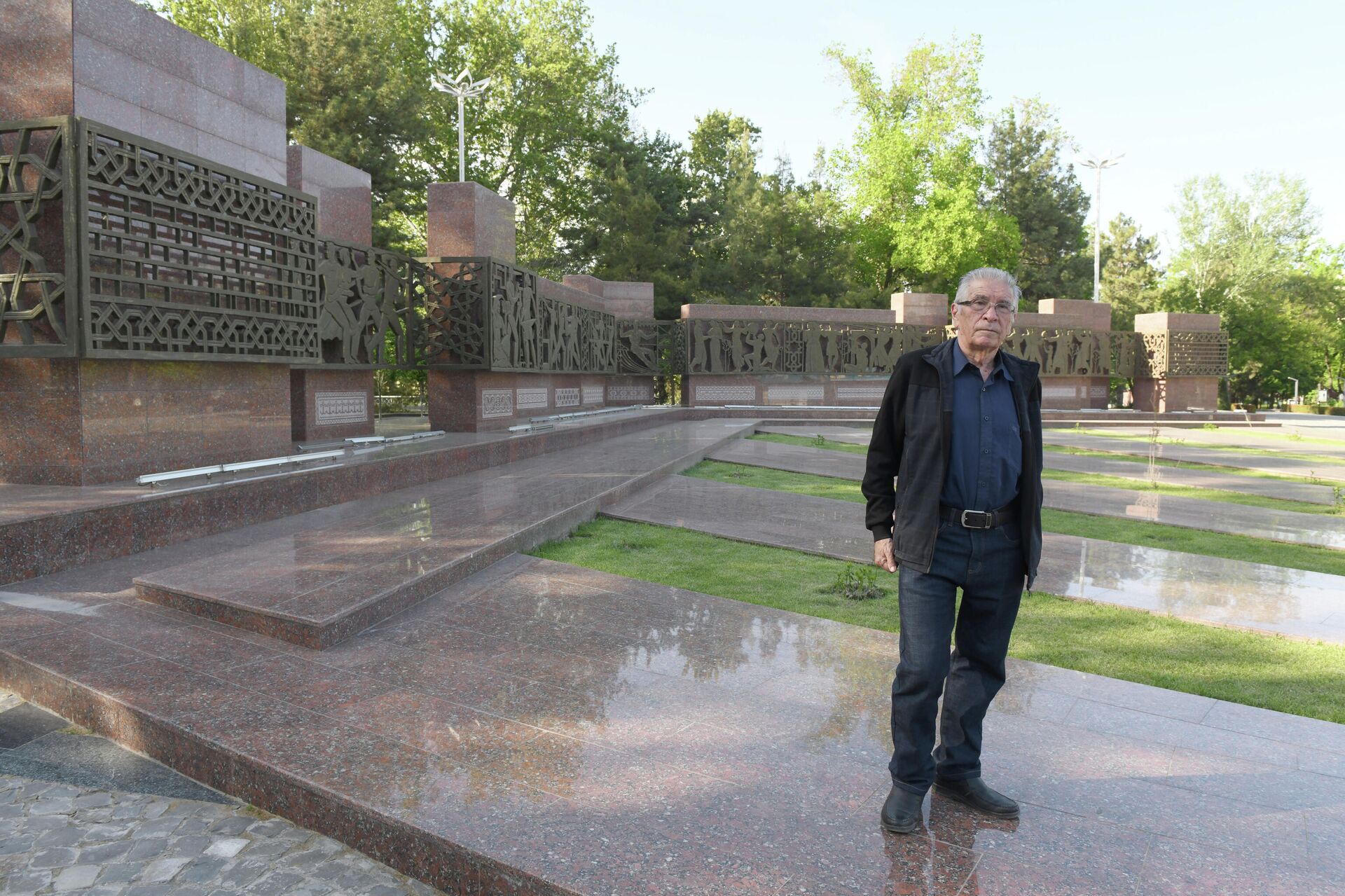 Историк Борис Голендер у монумента Мужество - Sputnik Узбекистан, 1920, 27.04.2021