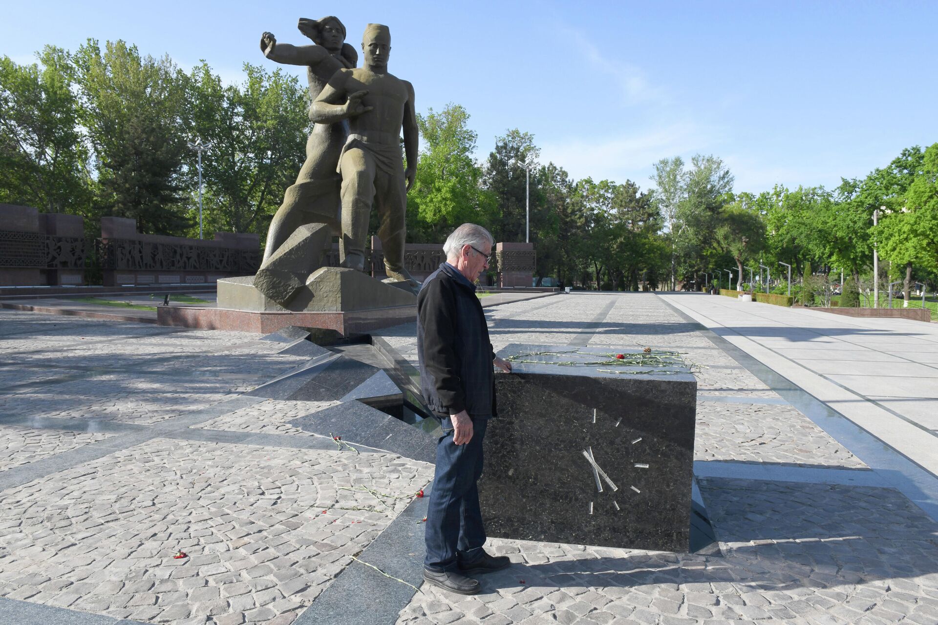 Историк Борис Голендер у монумента Мужество - Sputnik Узбекистан, 1920, 27.04.2021