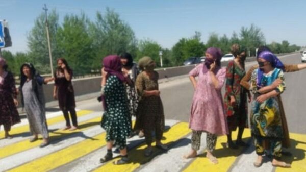 Жительницы Кашкадарьинской области перекрыли дорогу с требованием построить школу в их селе - Sputnik Узбекистан