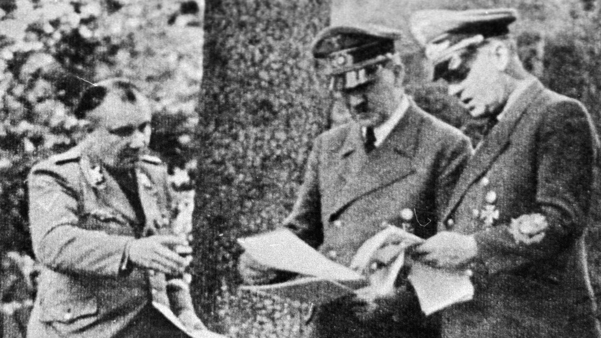 Адольф Гитлер (в центре) и его личный секретарь Мартин Борман (слева) - Sputnik Узбекистан, 1920, 28.04.2021