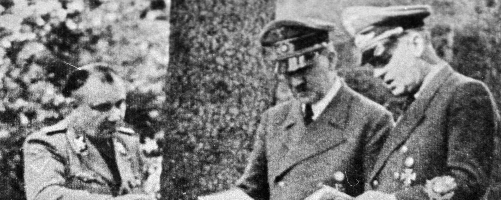 Адольф Гитлер (в центре) и его личный секретарь Мартин Борман (слева) - Sputnik Узбекистан, 1920, 28.04.2021