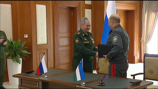 Сергей Шойгу и Баходир Курбанов подписали программу стратегического военного сотрудничества до 2025 года - Sputnik Узбекистан