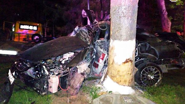 В Ташкенте водитель Lacetti на высокой скорости врезался в дерево и погиб - Sputnik Ўзбекистон