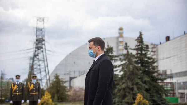 Президент Украины Владимир Зеленский во время посещения ЧАЭС - Sputnik Узбекистан