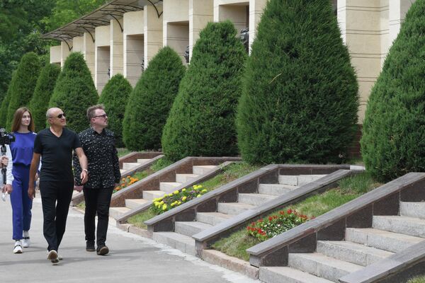 Михаил Турецкий вместе со своими артистами в Ташкенте посетил мемориальный комплекс Братские могилы на Волгоградском кладбище - Sputnik Узбекистан