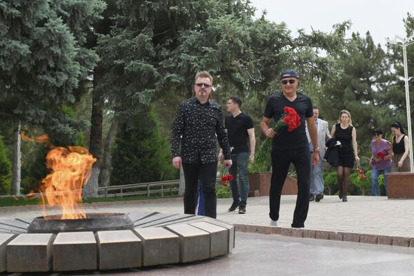 Михаил Турецкий вместе со своими артистами в Ташкенте посетил мемориальный комплекс Братские могилы на Волгоградском кладбище - Sputnik Узбекистан