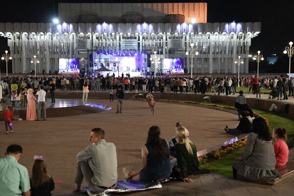 Простор площади Дружбы народов позволял всем желающим и танцевать под любимые мотивы - Sputnik Узбекистан