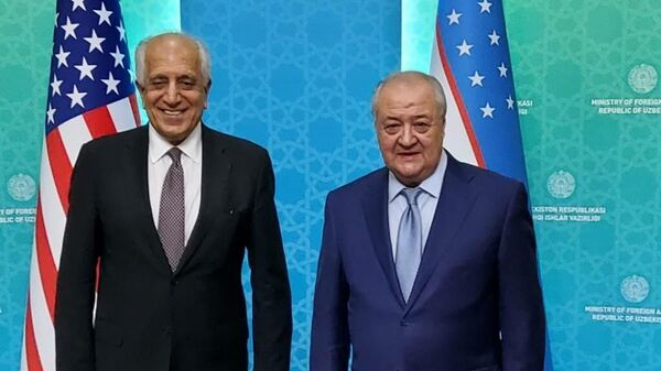Глава МИД Узбекистана Абдулазиз Камилов (справа) провел переговоры со Специальным представителем США по афганскому примирению Залмаем Халилзадом (слева) - Sputnik Узбекистан