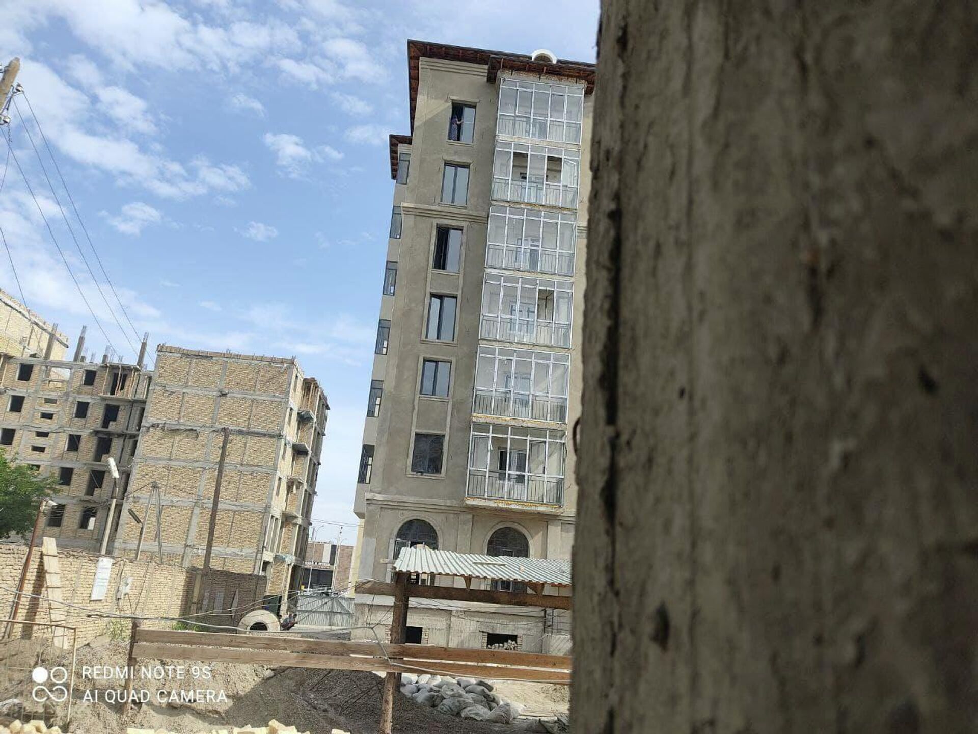 Жительница махалли Ф. Хужаева пыталась спрыгнуть с 8-го этажа недостроенного дома на улице Ибрагима Муминова - Sputnik Узбекистан, 1920, 03.05.2021