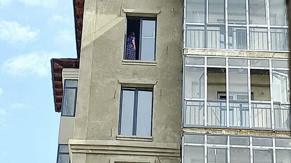 Жительница махалли Ф. Хужаева пыталась спрыгнуть с 8-го этажа недостроенного дома на улице Ибрагима Муминова - Sputnik Узбекистан