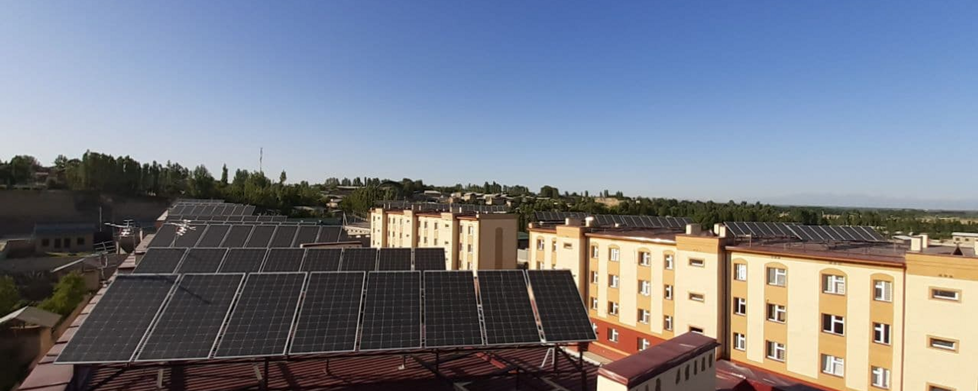 В Намангане на крышах 4-х домов, где расположены 96 квартир, установлены солнечные панели - Sputnik Узбекистан, 1920, 28.08.2024