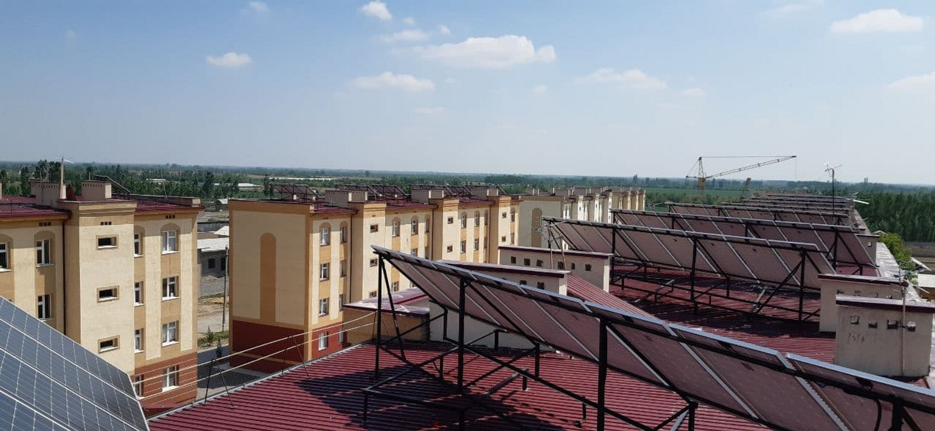В Намангане на крышах 4-х домов, где расположены 96 квартир, установлены солнечные панели - Sputnik Узбекистан, 1920, 03.05.2021