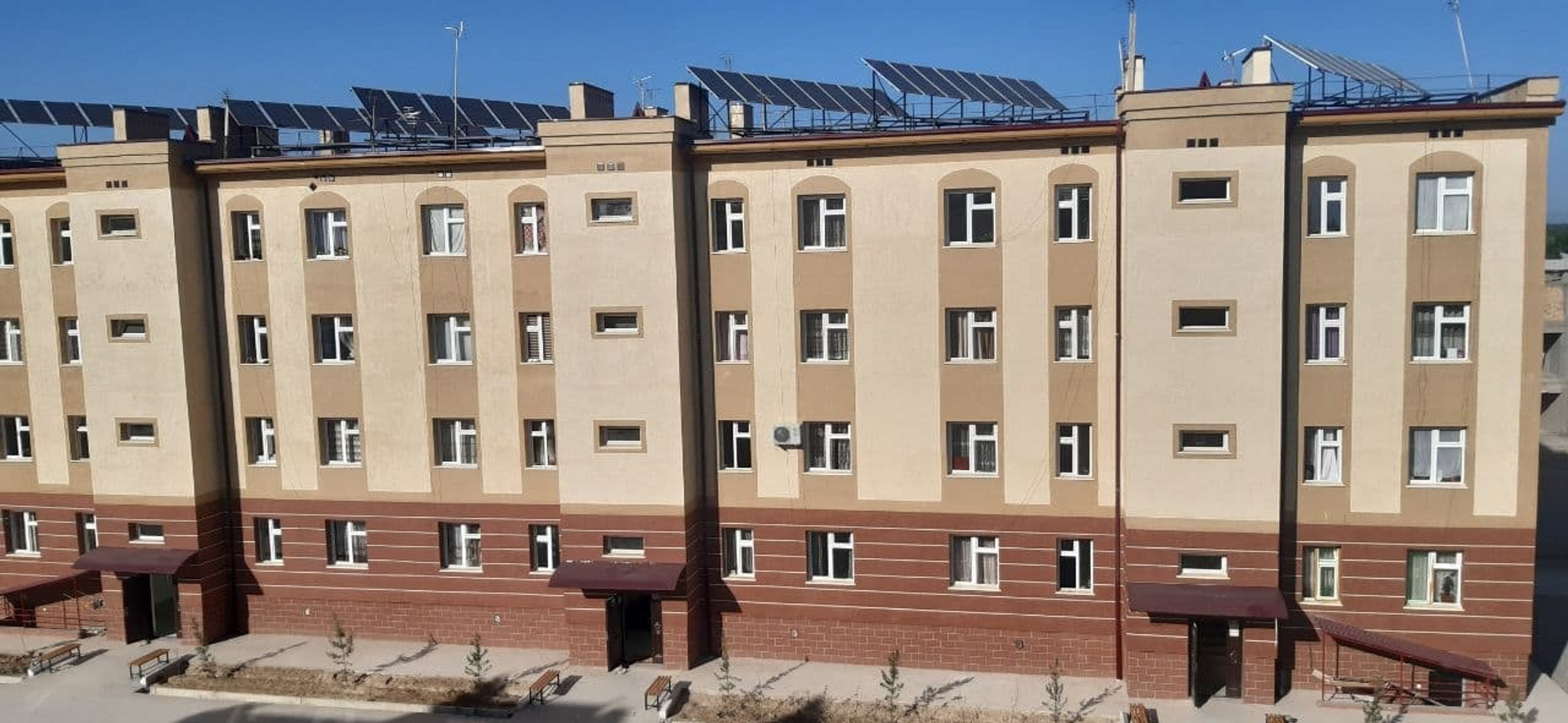 В Намангане на крышах 4-х домов, где расположены 96 квартир, установлены солнечные панели - Sputnik Узбекистан, 1920, 03.05.2021