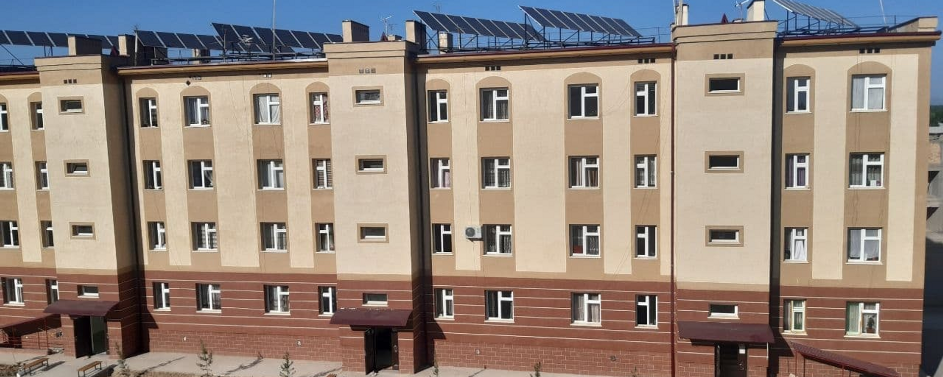 В Намангане на крышах 4-х домов, где расположены 96 квартир, установлены солнечные панели - Sputnik Ўзбекистон, 1920, 03.05.2021