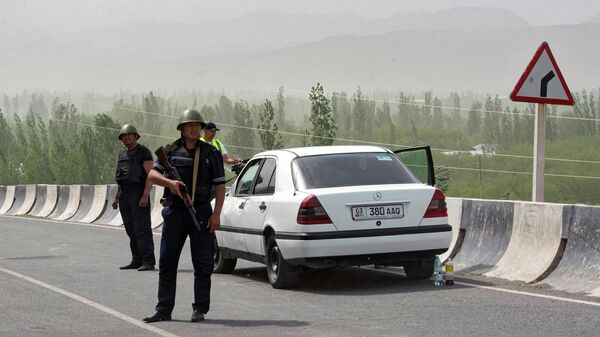 Военнослужащие и сотрудники полиции Кыргызстана в районе села Кок-Таш.  - Sputnik Узбекистан