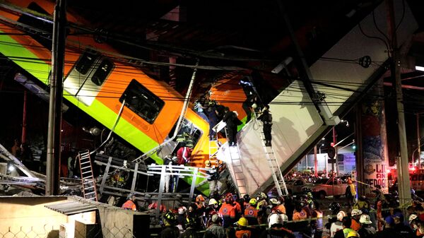 Спасатели на месте обрушения метромоста на станции Оливос в Мехико, Мексика  - Sputnik Узбекистан