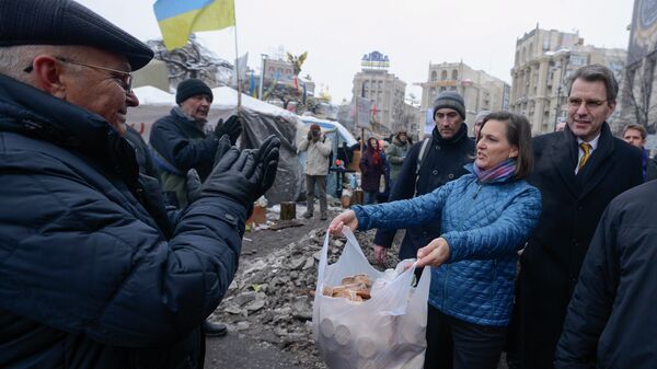 Заместитель госсекретаря США Виктория Нуланд и посол США в Украине Джеффри Пайетт на площади Независимости в Киеве - Sputnik Узбекистан