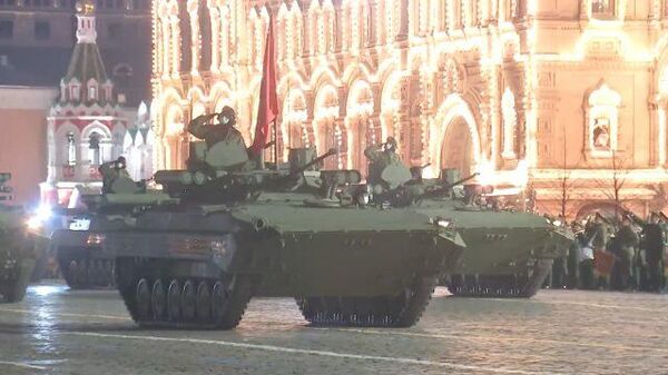 Ночная репетиция парада Победы на Красной площади. Кадры Минобороны - Sputnik Узбекистан