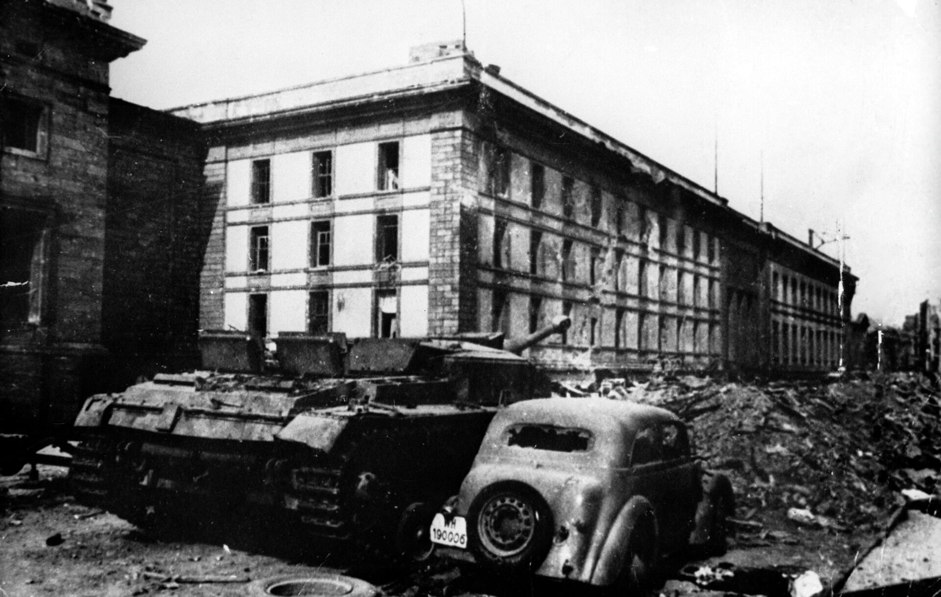 Здание имперской канцелярии в Берлине, под которым находился бункер Гитлера, сохранилось только на архивных снимках. Оно снесено как символ преступлений фашизма. - Sputnik Узбекистан, 1920, 07.05.2021