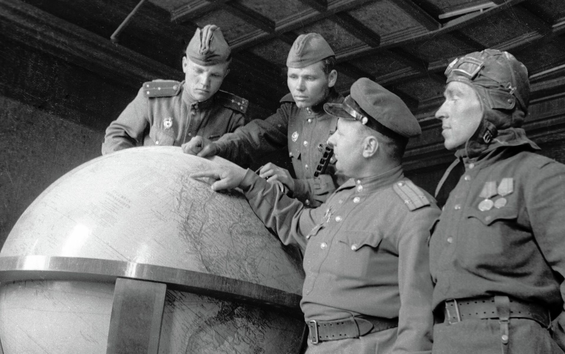 Советские воины рассматривают глобус в кабинете Гитлера. - Sputnik Узбекистан, 1920, 07.05.2021