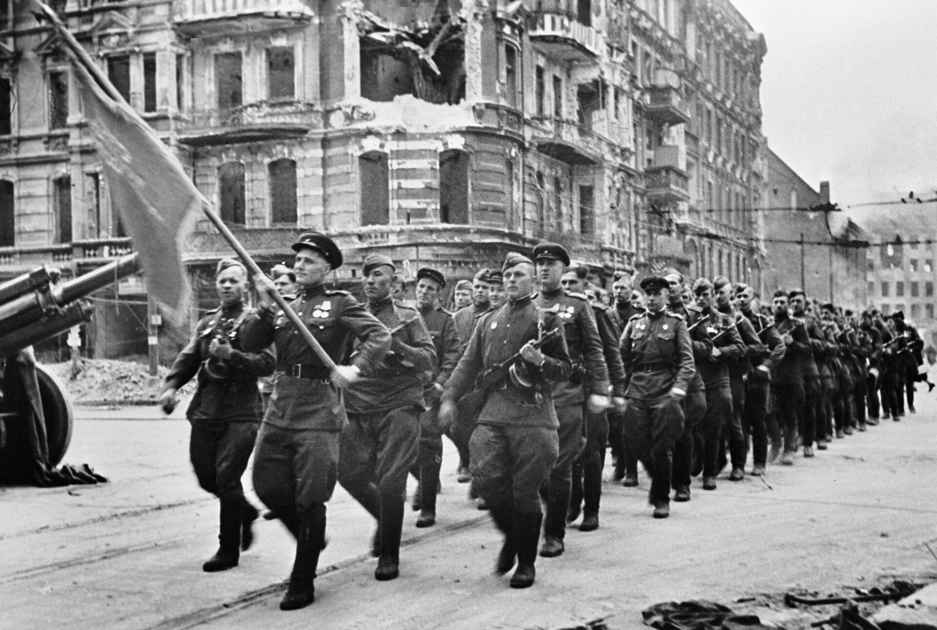 Колонна советских воинов марширует по берлинским улицам. - Sputnik Узбекистан, 1920, 07.05.2021