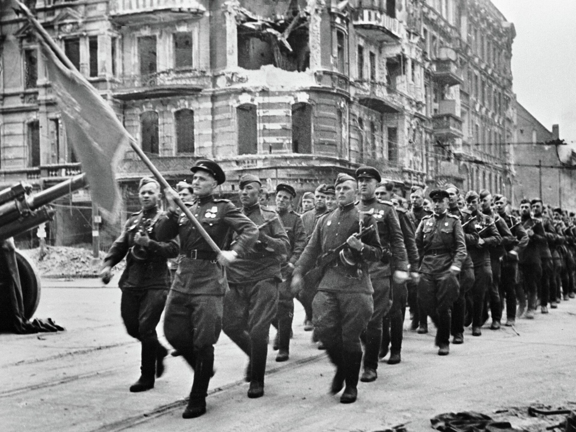 7 лет победы великой отечественной войне. Солдаты красной армии 1945 Берлин. Парад Победы в Берлине 4 мая 1945 года. Советская армия в Берлине 1945. Советские солдаты в Берлине 1945.