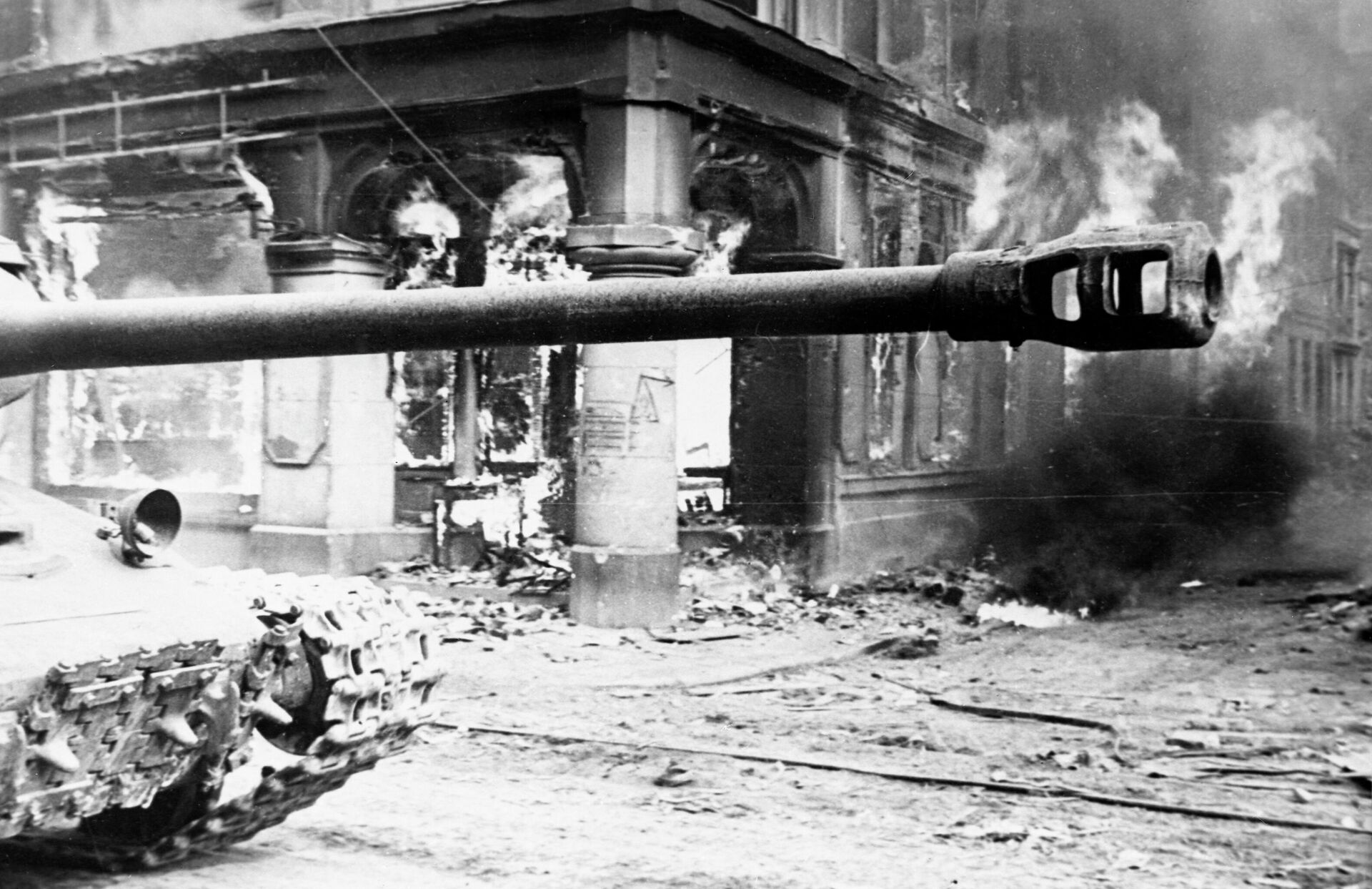 Советские танки продвигаются к центру Берлина. Май 1945 года. - Sputnik Узбекистан, 1920, 07.05.2021
