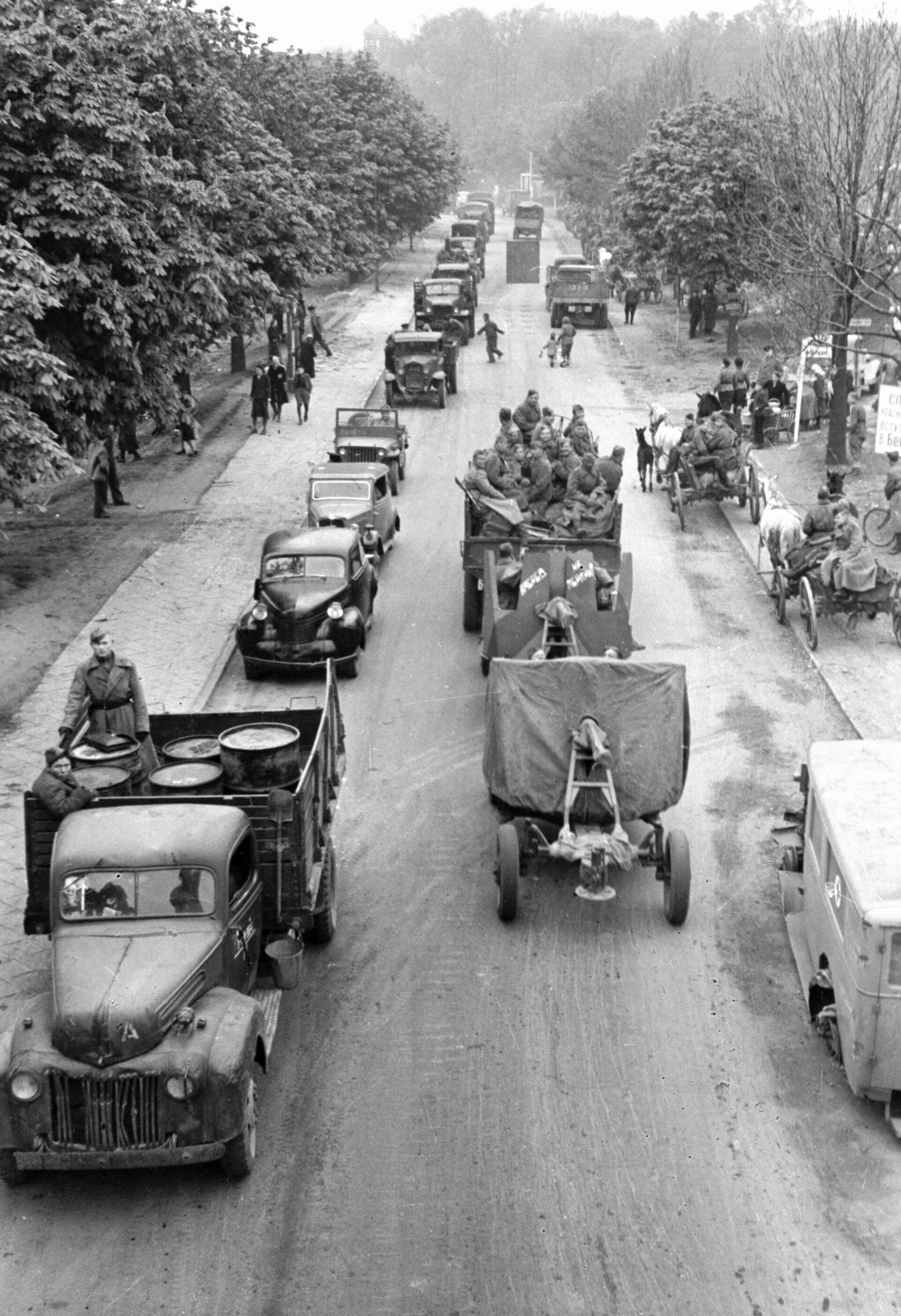 Колонна военной техники Красной Армии движется по шоссе, ведущему на Берлин. - Sputnik Узбекистан, 1920, 07.05.2021