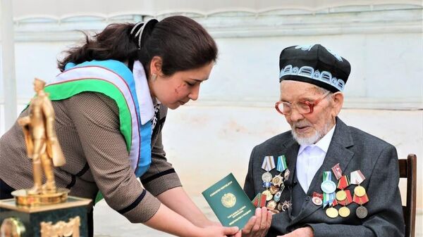 Ветеран Второй мировой войны Бурон Гадоев получил свидетельство о рождении - Sputnik Узбекистан
