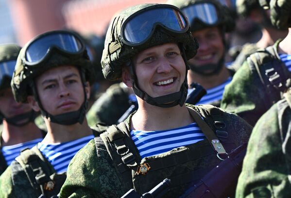 Военнослужащие Воздушно-десантных войск на генеральной репетиции парада. - Sputnik Узбекистан