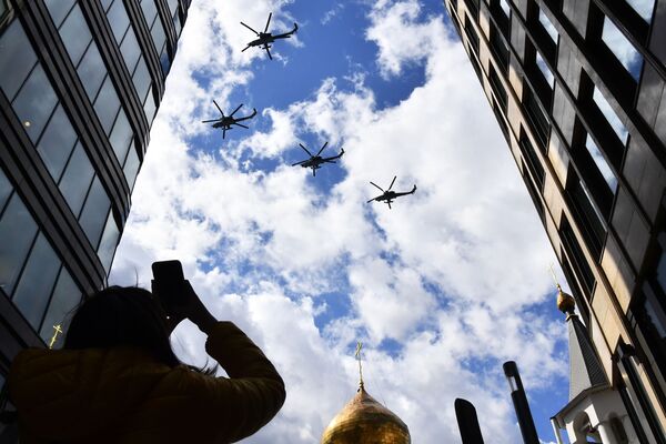 Ударные вертолеты Ми-28Н &quot;Ночной охотник&quot; в небе. - Sputnik Узбекистан