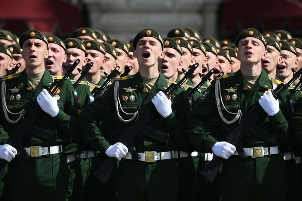 Военнослужащие парадных расчетов во время репетиции парада на Красной площади. - Sputnik Узбекистан